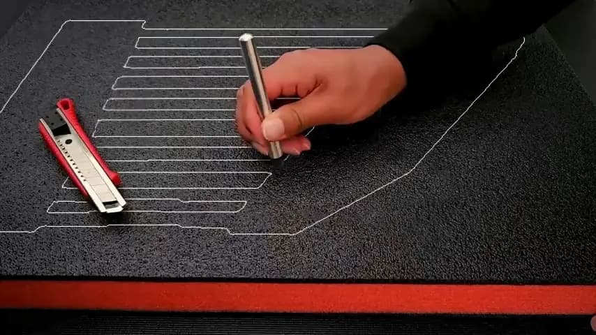 Cắt foam bằng dao rọc và thước kim loại