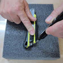 Đặt dụng cụ lên foam tạo dấu ấn viền