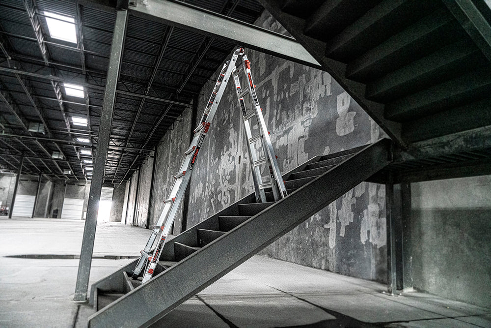 Thang Little Giant Velocity đứng vững trên cầu thang nhà ống